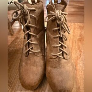 Lace up platform booties, so cute with Summer dresses! Look brand new💘